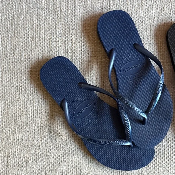 Havaianas Navy and Black Flip Flops
Swarovski Crystals on Black - Picture 2 of 4